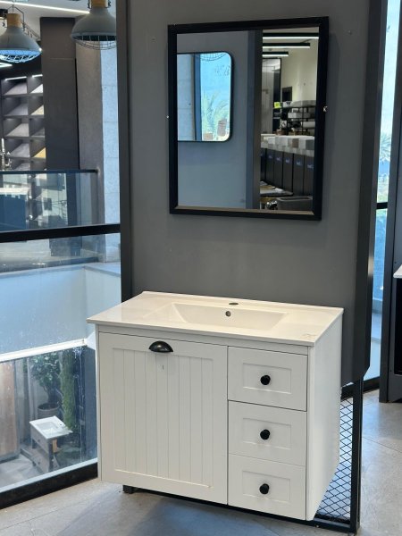 خزانة خشب فقط بدون المرافق